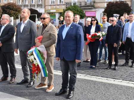Cześć i chwała bohaterskim powstańcom!